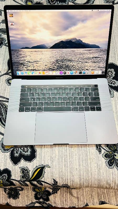 MacBook pro i9, 2019 _15.4"inch (32GB /512SSD) 3