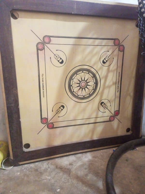 carrom board with equipment 0