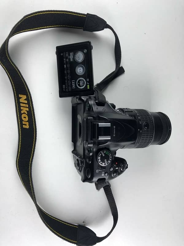 NIKON Camera DSLR D5200 with free Nikon Bag 0