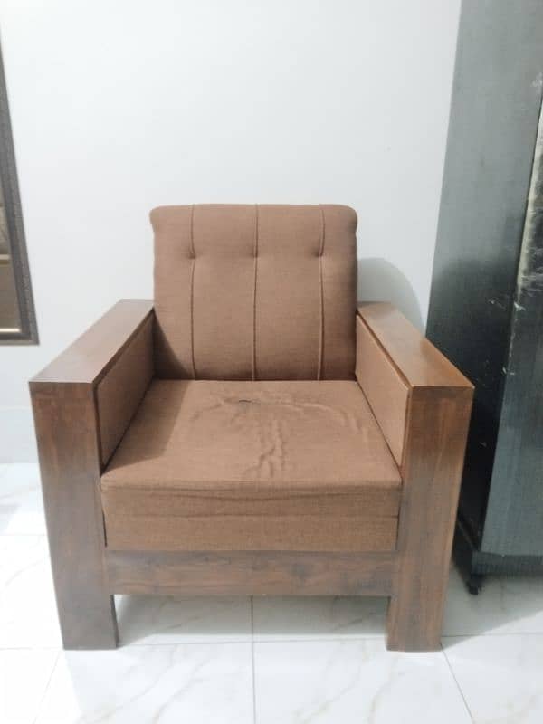 5 setar sofa lakrii use by 4 month  i am 1