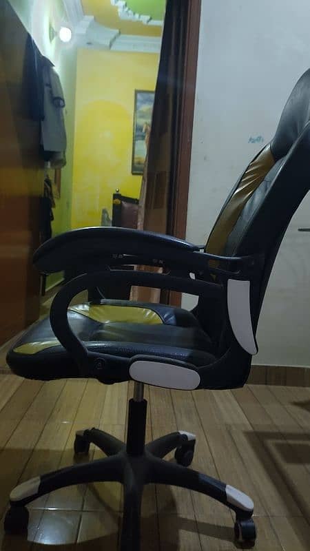 gaming chair 10,000 urjent sell 1