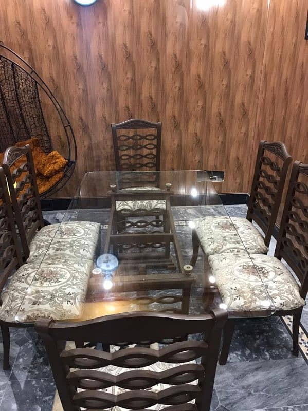 Dinning Table with 6 Chairs. 0