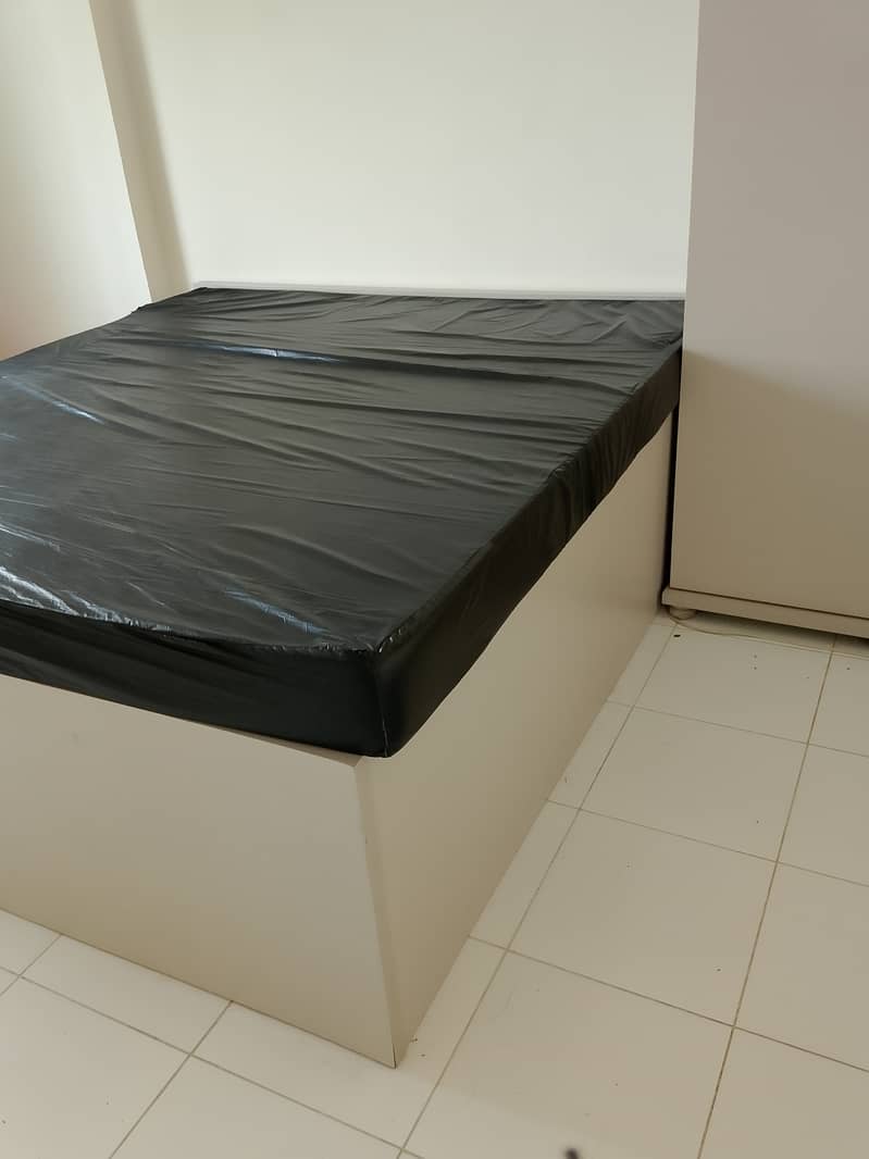 King size bed wooden 6×6.5 feet 0