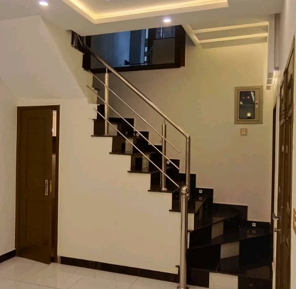 10 Marla House In Beautiful Location Of Bahria Town - Sector C In Lahore 3