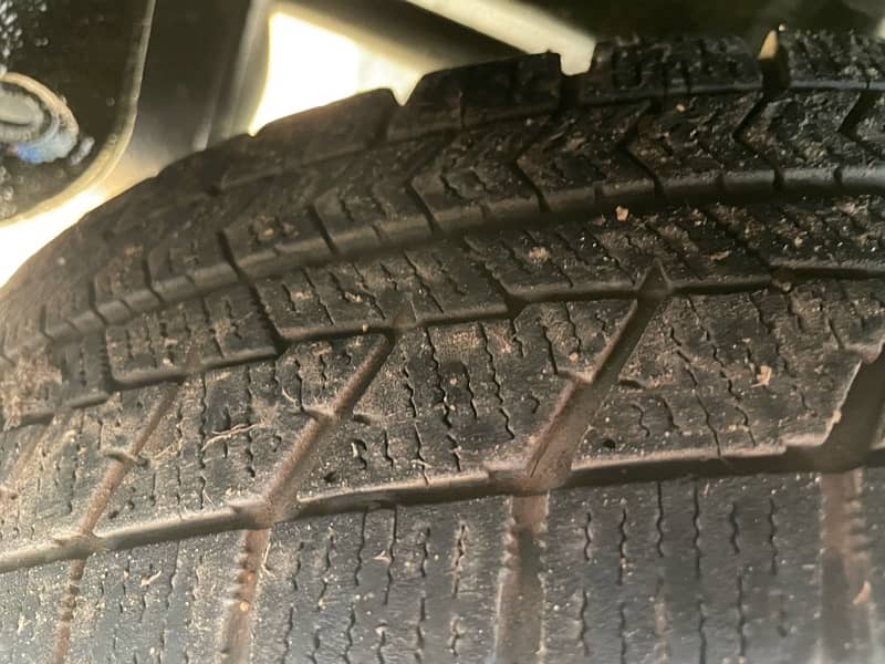 bridgestone tyres 185/40/13 with stepni 6