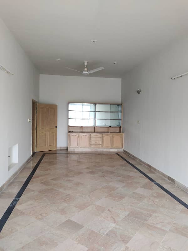 Beautiful 14 marla upper portion available for rent in g-11 Islamabad at maine road, 3 bedrooms with bathrooms, drawing, dining, TVL, car porch, All miters separate and water separate, near to markaz. Rent 160k 3