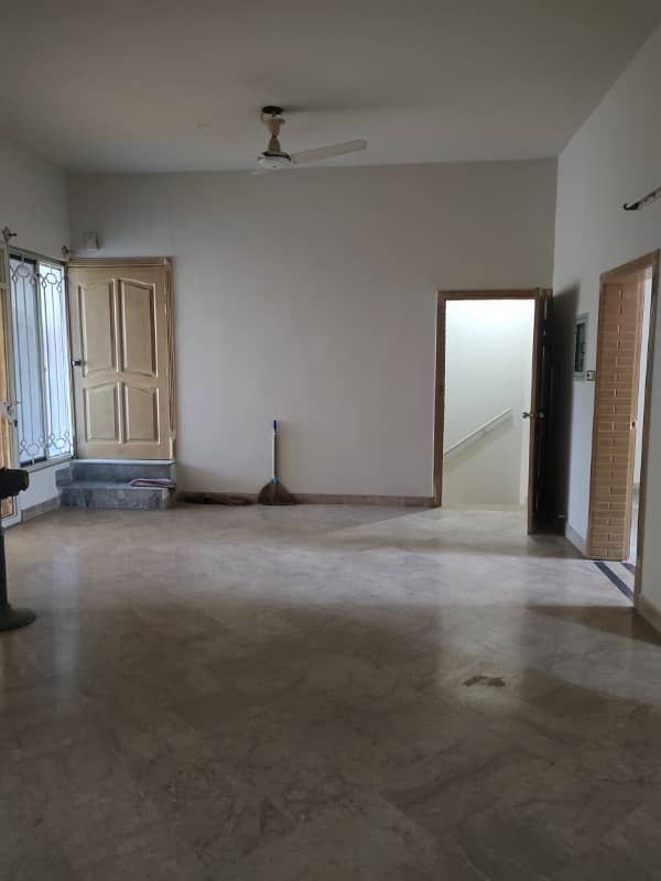 Beautiful 14 marla upper portion available for rent in g-11 Islamabad at maine road, 3 bedrooms with bathrooms, drawing, dining, TVL, car porch, All miters separate and water separate, near to markaz. Rent 160k 4