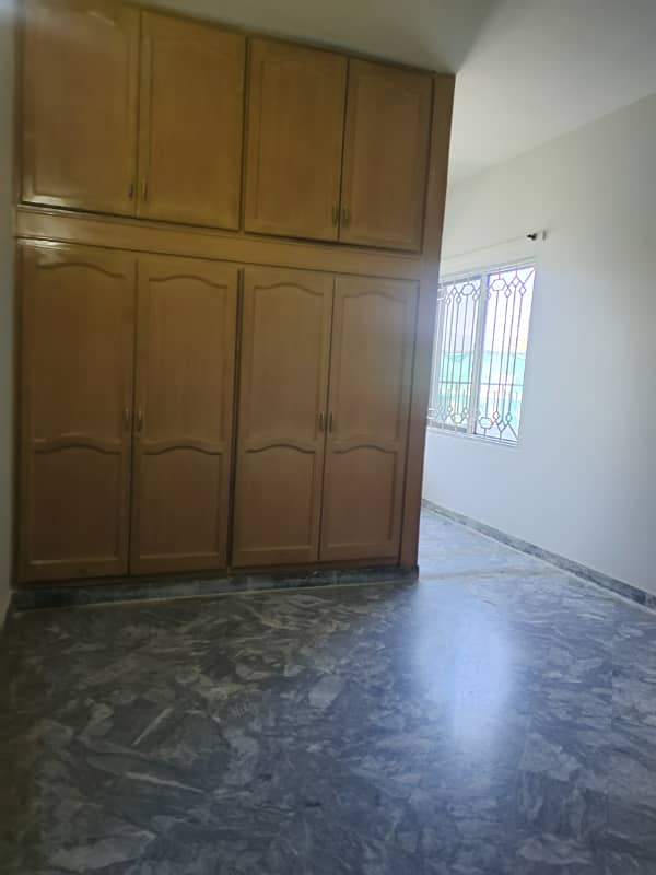 Beautiful 14 marla upper portion available for rent in g-11 Islamabad at maine road, 3 bedrooms with bathrooms, drawing, dining, TVL, car porch, All miters separate and water separate, near to markaz. Rent 160k 8