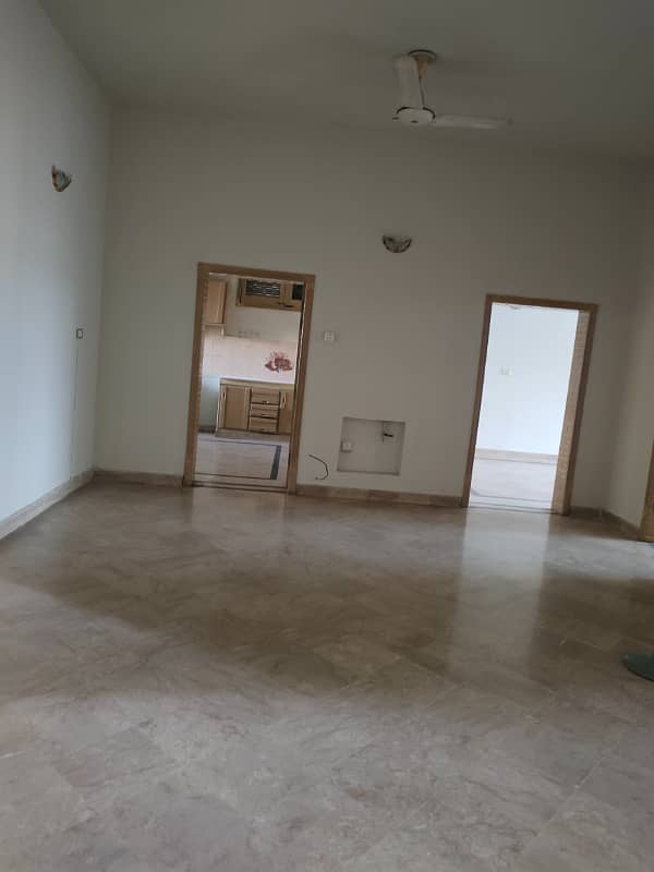 Beautiful 14 marla upper portion available for rent in g-11 Islamabad at maine road, 3 bedrooms with bathrooms, drawing, dining, TVL, car porch, All miters separate and water separate, near to markaz. Rent 160k 10