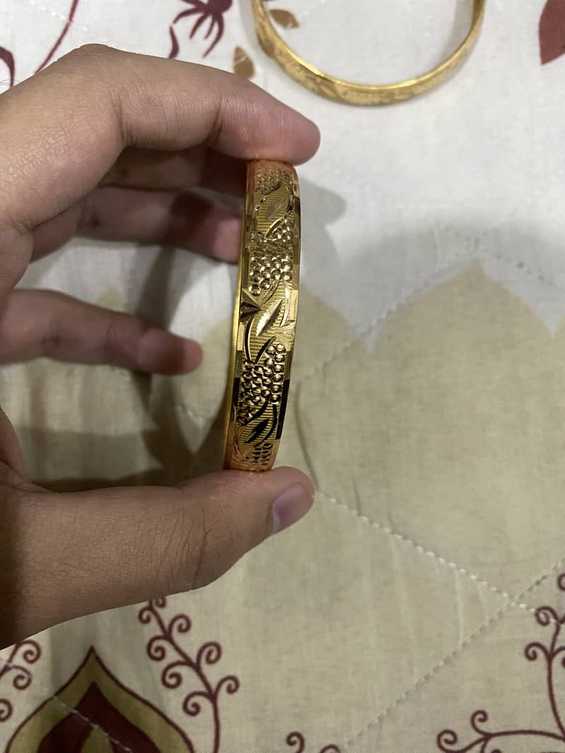 2 Gold bangles karay 1