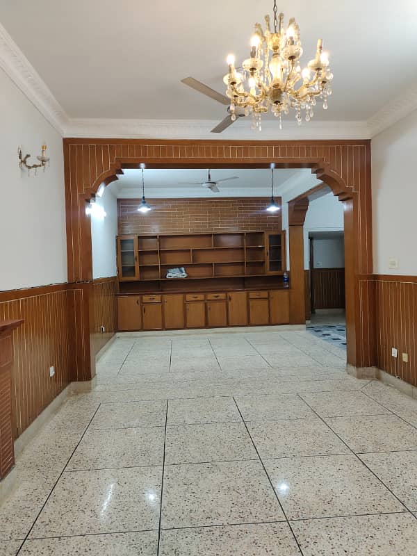 Beautiful 10 marla full house available for rent in g-10 Islamabad at big street, 6 bedrooms with bathrooms, 2 drawing, 2 dining, 2 TVL, car porch, All meters separate and water separate, near to park, near to markaz. 2