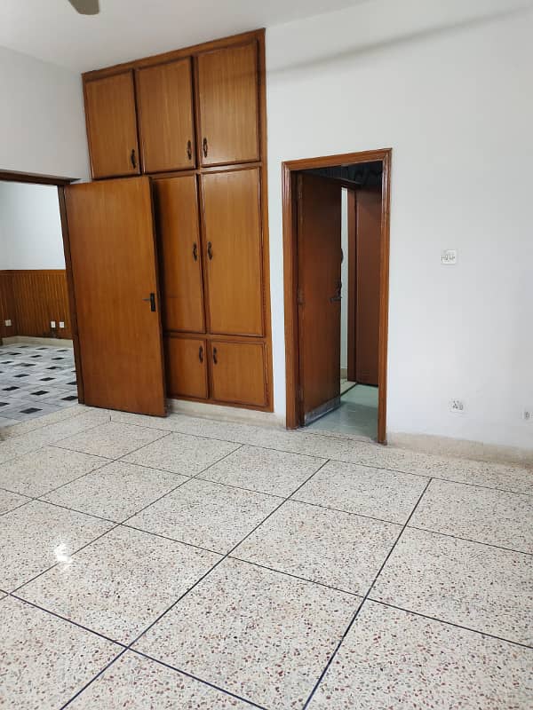 Beautiful 10 marla full house available for rent in g-10 Islamabad at big street, 6 bedrooms with bathrooms, 2 drawing, 2 dining, 2 TVL, car porch, All meters separate and water separate, near to park, near to markaz. 6