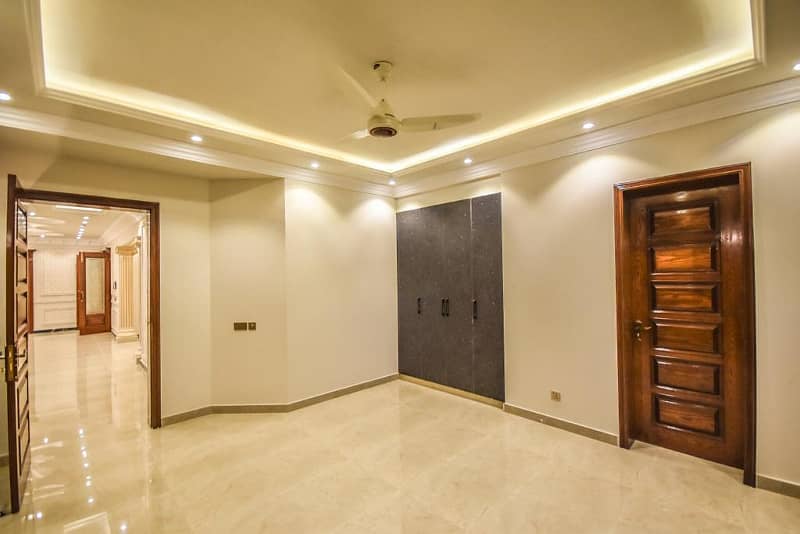 1 KANAL ROYAL DESIGN LUXURY VILLA FOR SALE NEAR TO PARK 33