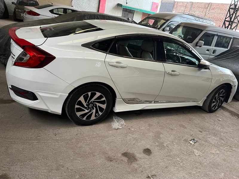 Honda Civic Oriel 1.8 i-VTEC CVT 2017/18 3