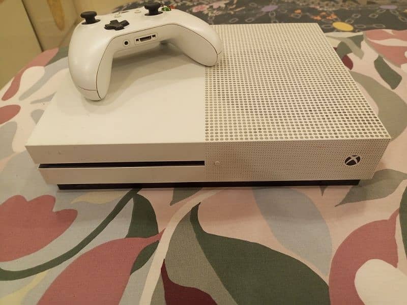 Xbox one S 1TB with 5 free games 0