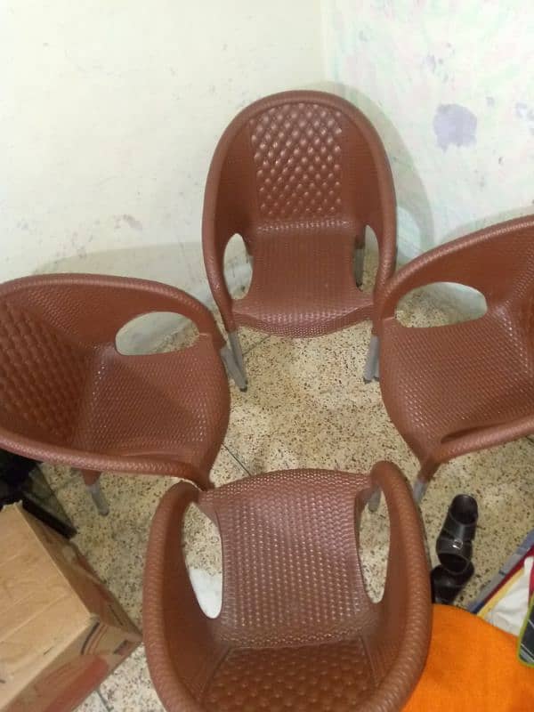 4 plastic chair &1 full size table 2