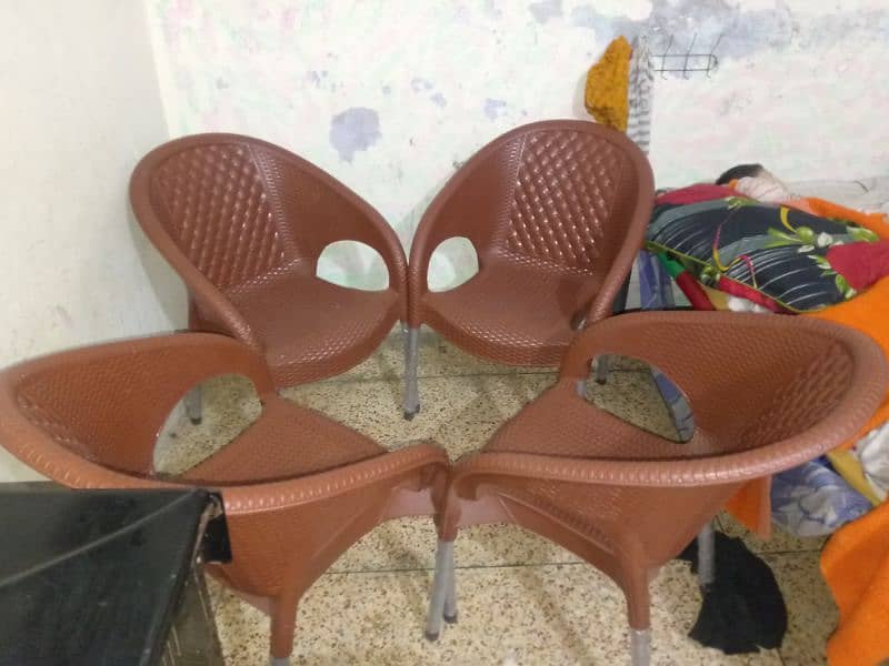 4 plastic chair &1 full size table 3