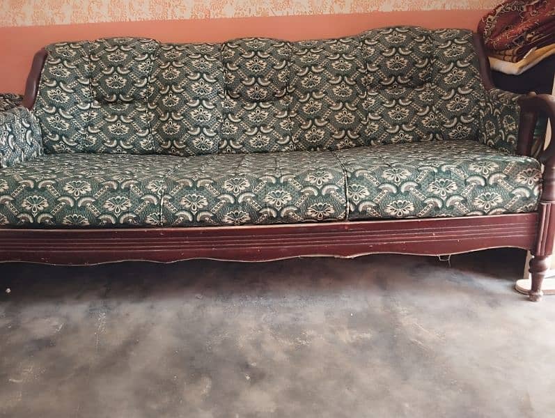 selling sofas in good condition 0