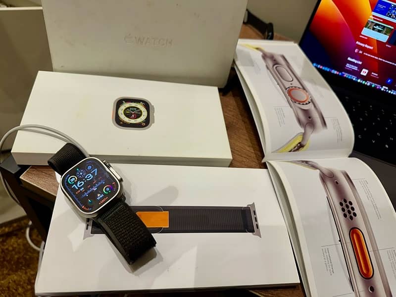 Apple Watch Ultra 1 49MM Titanium Black/Grey Trail Loop 1