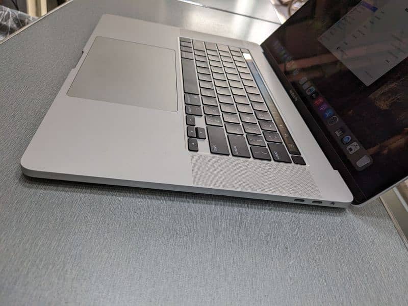 Apple MacBook pro 2019 Touch Bar i7 10