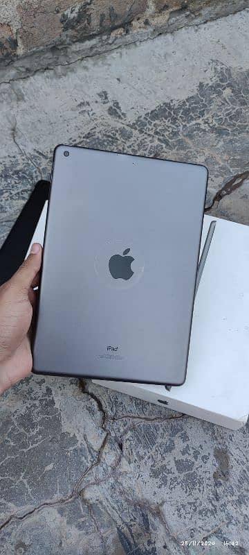 iPad 9th Genaration with box and Cover 0