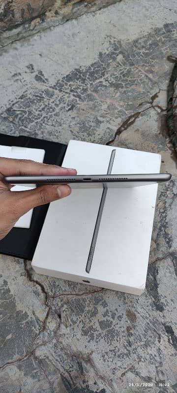 iPad 9th Genaration with box and Cover 4