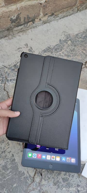 iPad 9th Genaration with box and Cover 7