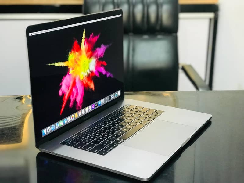 Apple Macbook Pro 2018 CI9 32GB RAM 1TB SSD 4GB GC 15" RETINA DISPLAY 2