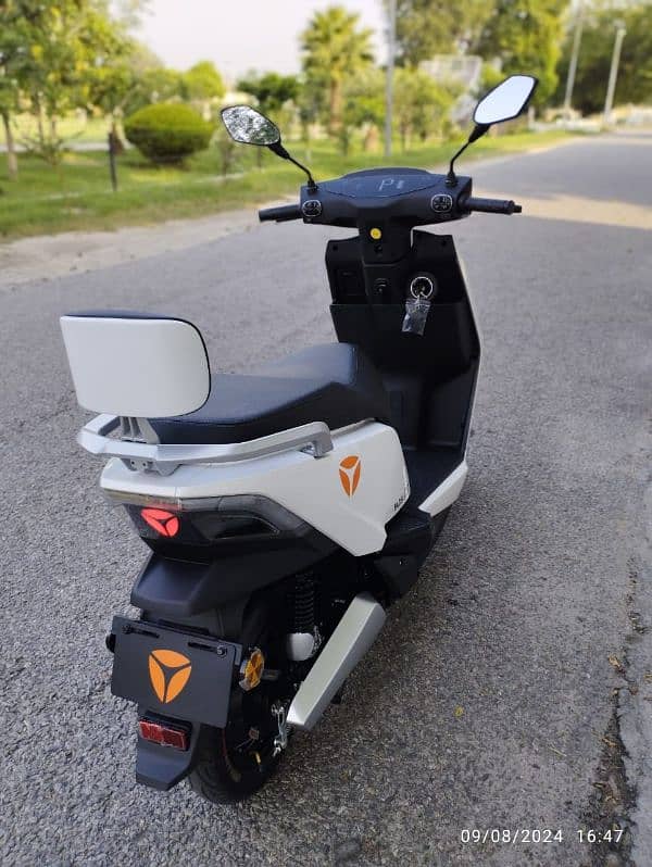 Yadea electric scooty 1