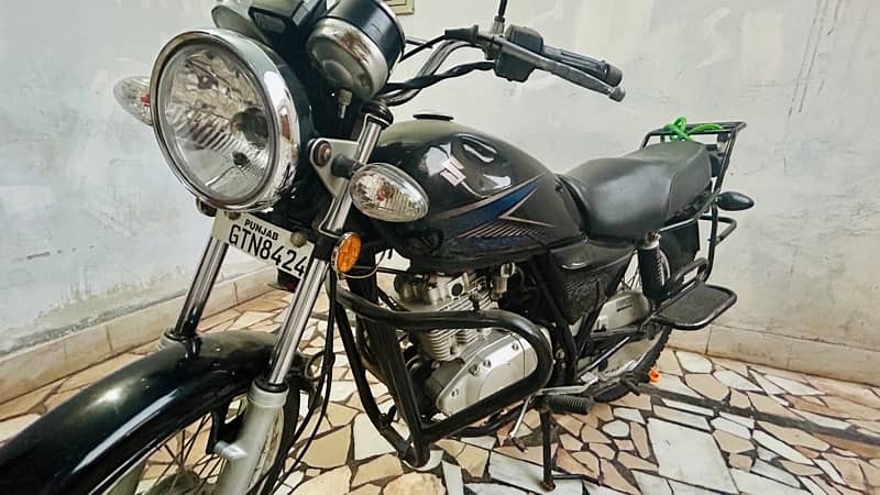 Suzuki GS 150 Black 2