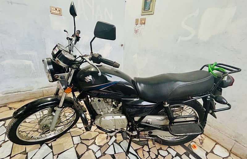 Suzuki GS 150 Black 3