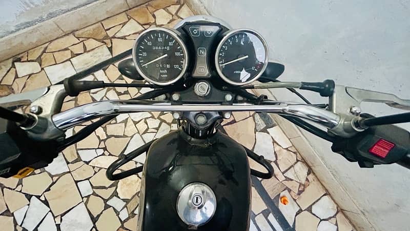 Suzuki GS 150 Black 6