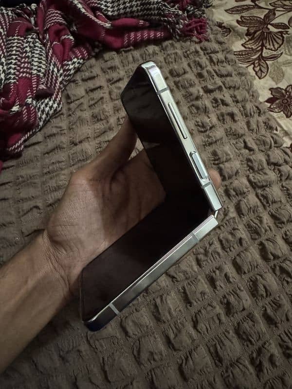 Samsung Galaxy Z Flip 5 9/10 Condition 8/256 Non Pta. 5