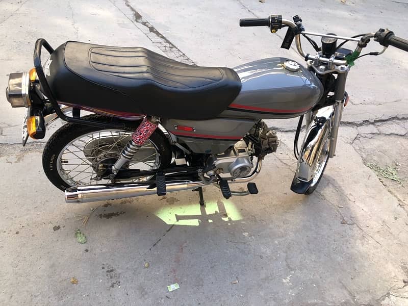 Super star 2022/24 model,4000km driven,new condition 1