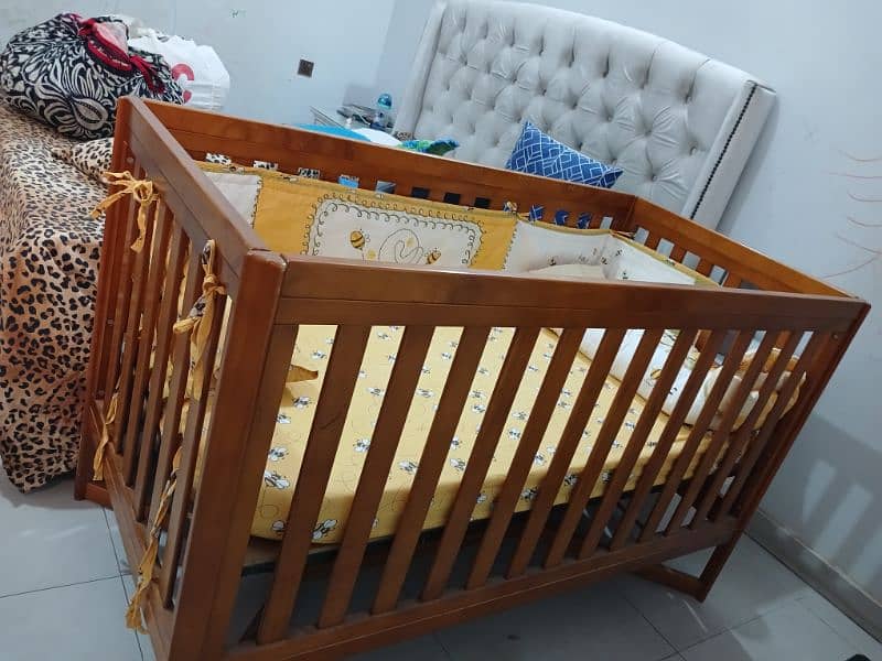 Baby crib/ Toddler bed convertable 2