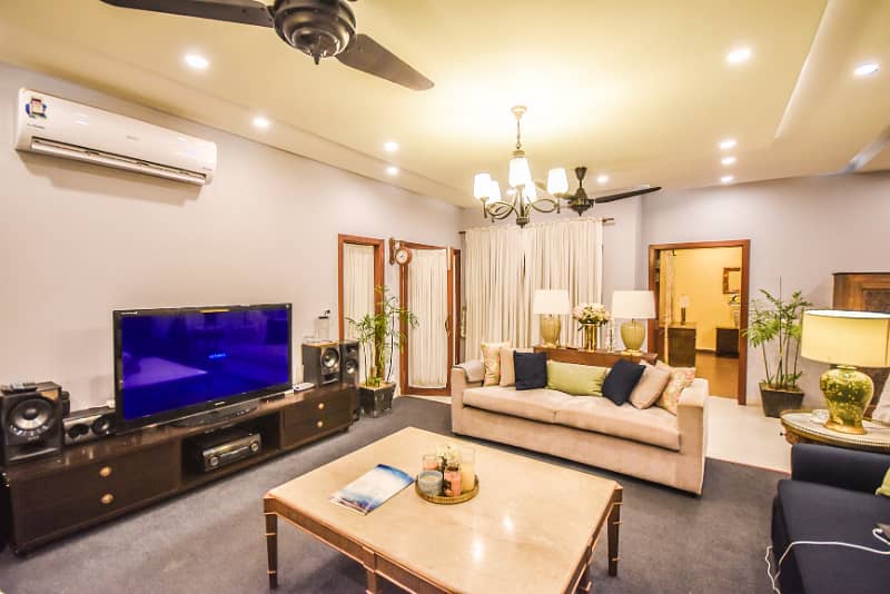 01 Kanal Slightly Used Well Maintained Like Brand New Most Elegant Bungalow For Sale In DHA Phase-6 Near To Park 22