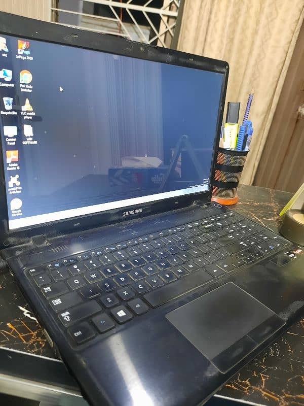 Samsung 4gb /300 gb Laptop 1