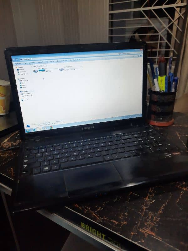 Samsung 4gb /300 gb Laptop 6