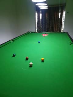 Snooker table with sticks