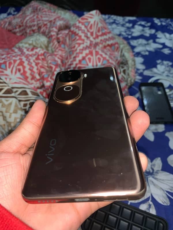 Vivo v40 e 4