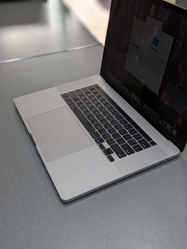 Apple MacBook pro 2019 Touch Bar i7 9