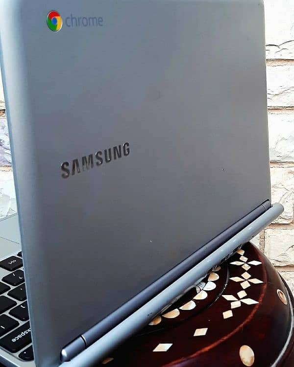 Samsung XE303C Chromebook 1