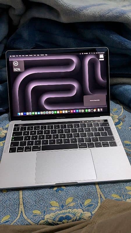 MacBook pro 2018 i7 16/256 5