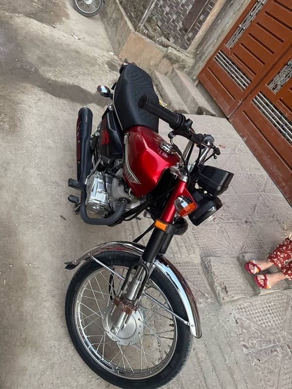 honda 125 red color 3