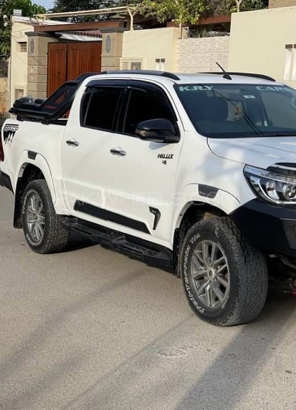 Toyota Hilux 2017 patrol 4000cc 2