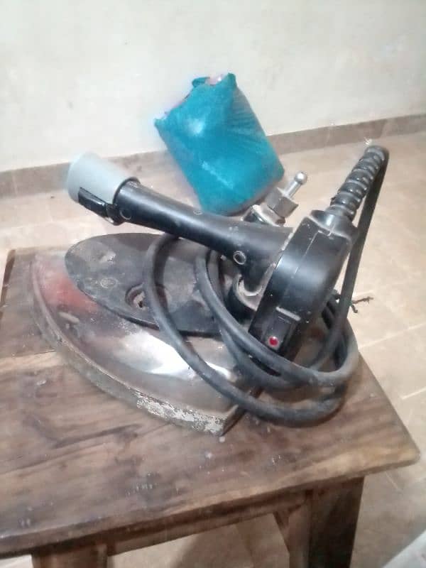 steam iron bilkul ok hai purani or paidaar hai 0