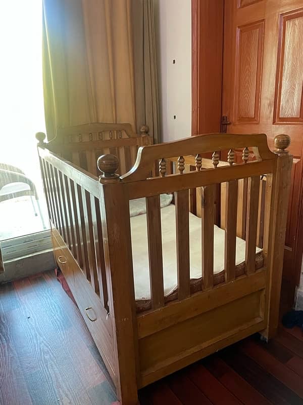 diyar wood crib in good condition 1