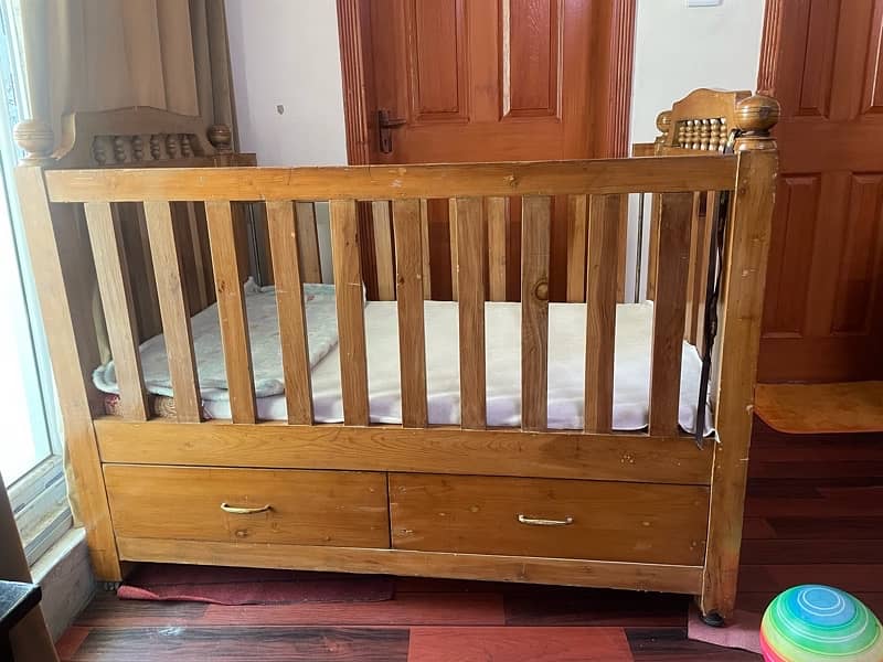 diyar wood crib in good condition 2