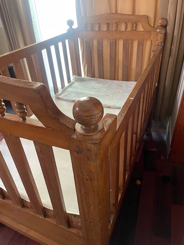 diyar wood crib in good condition 3