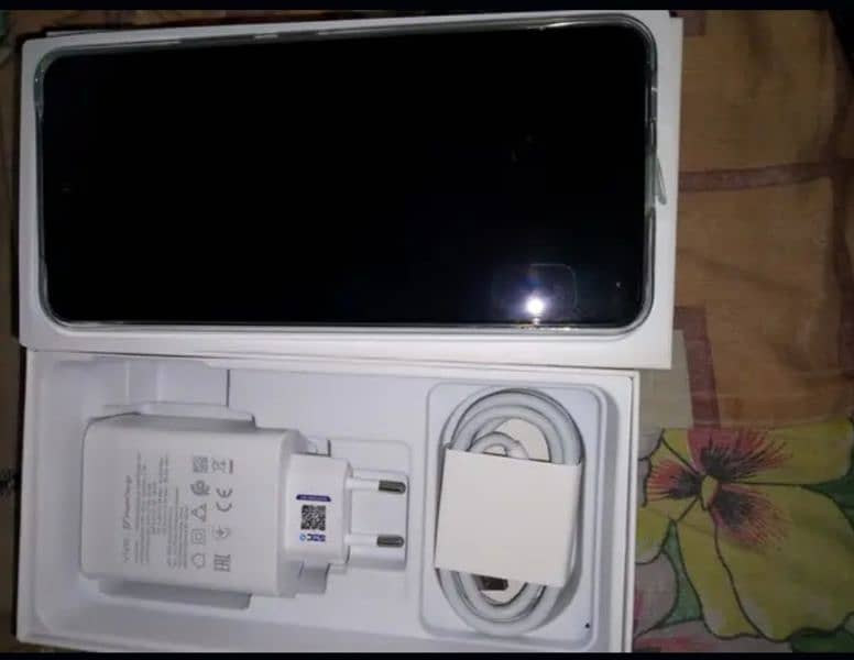 vivo y100 8/256 with box charger 3